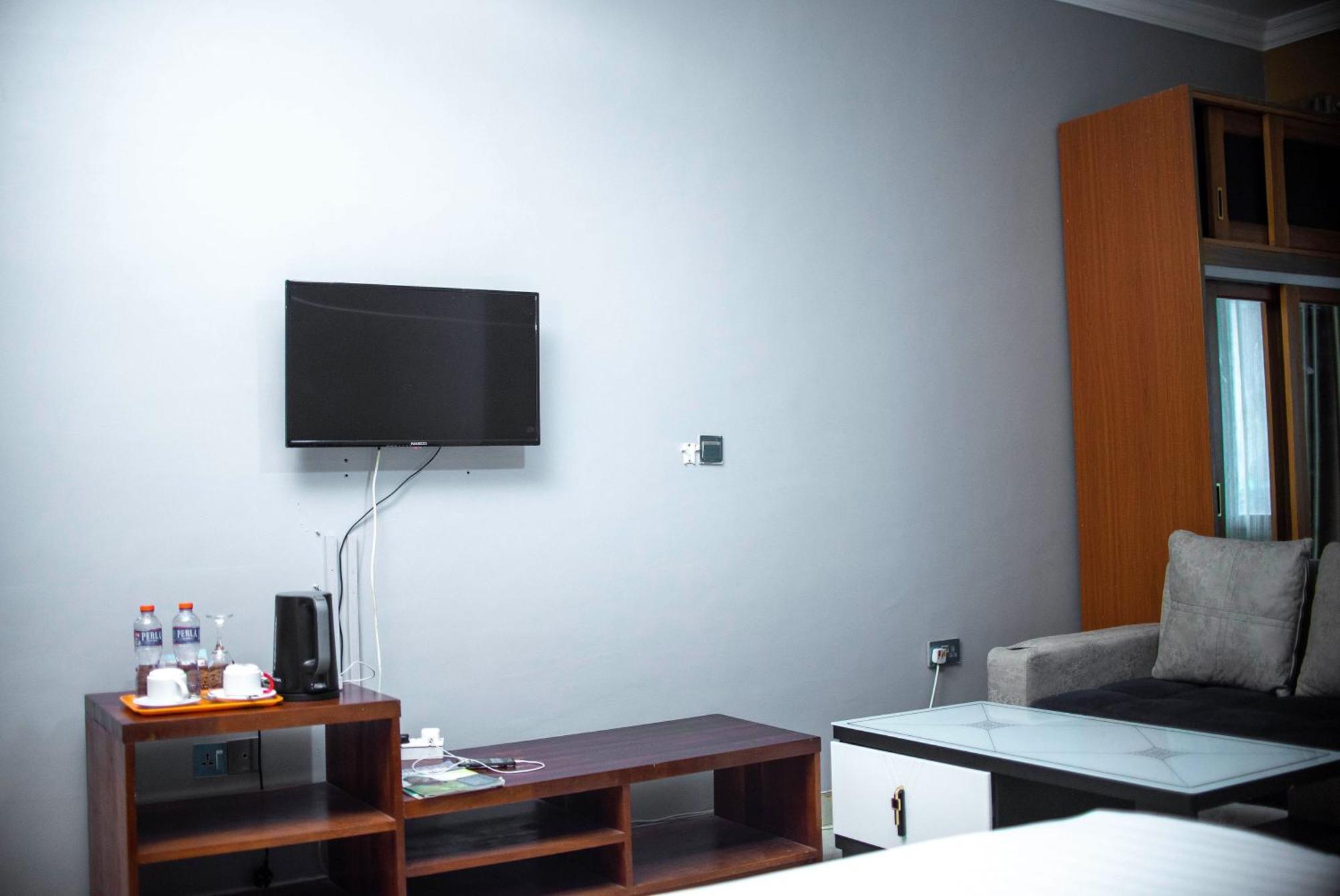 Triple Hill Hotel Weija Luaran gambar