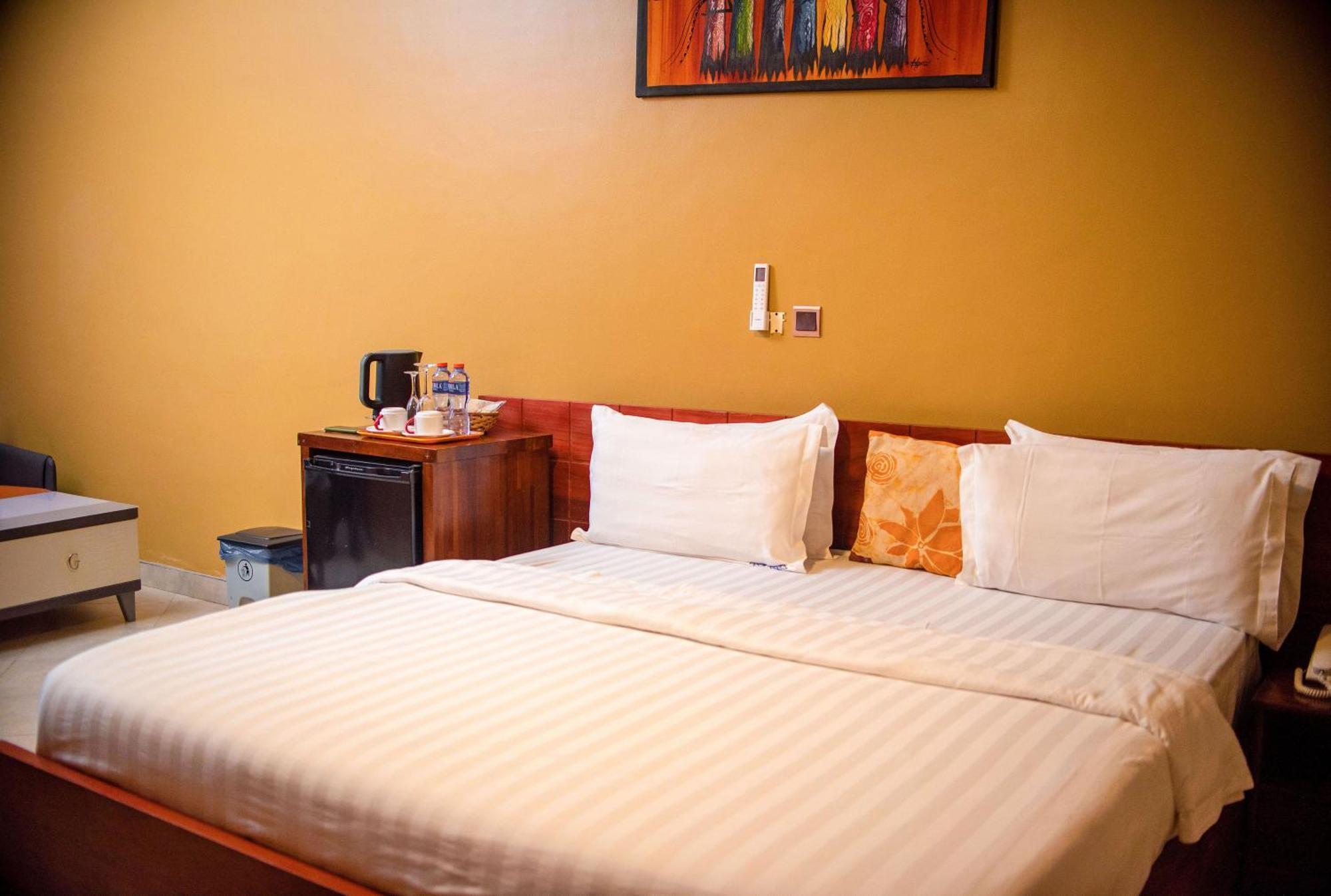 Triple Hill Hotel Weija Luaran gambar